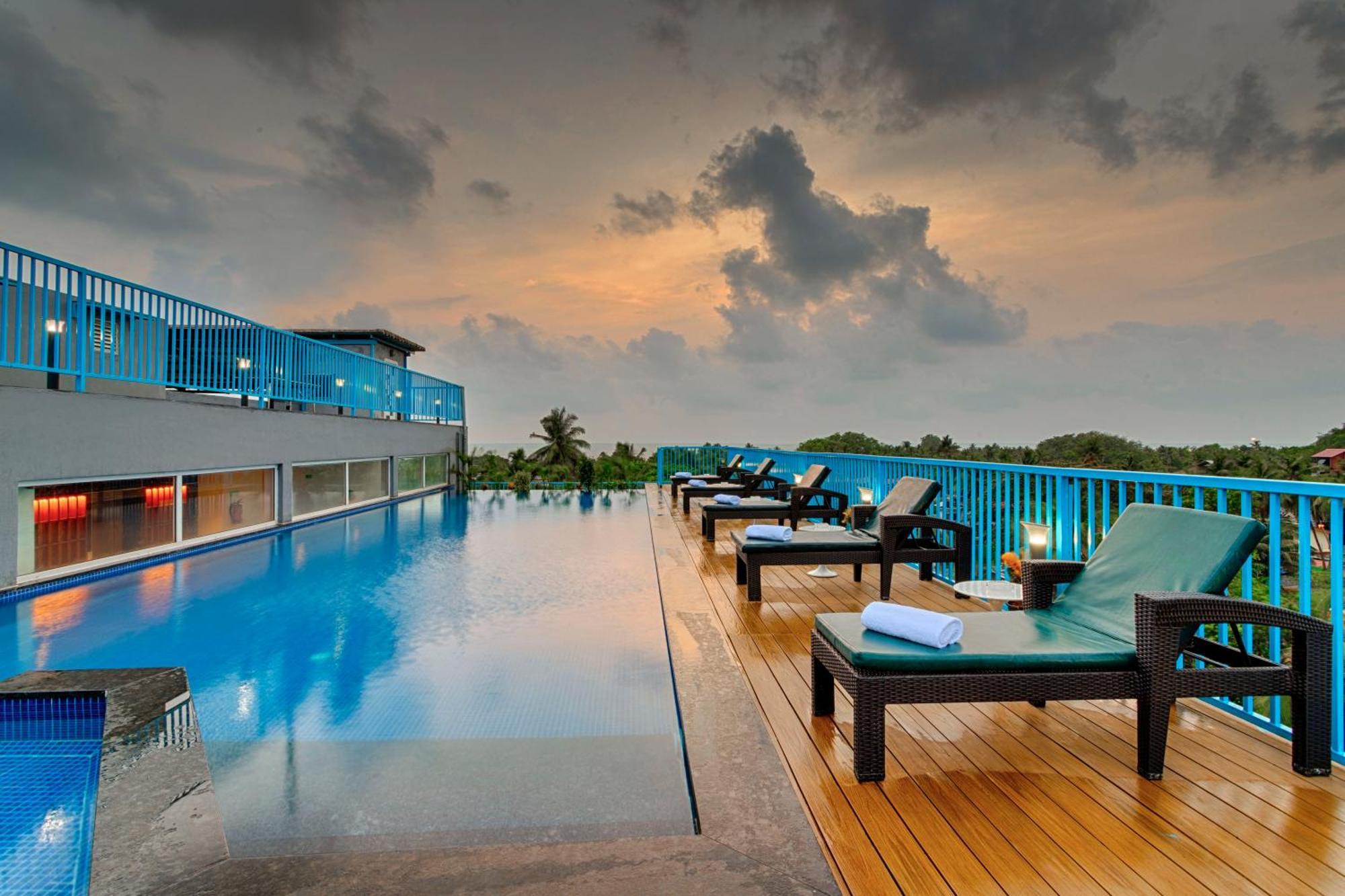Hotel De Mandarin Candolim Exterior foto